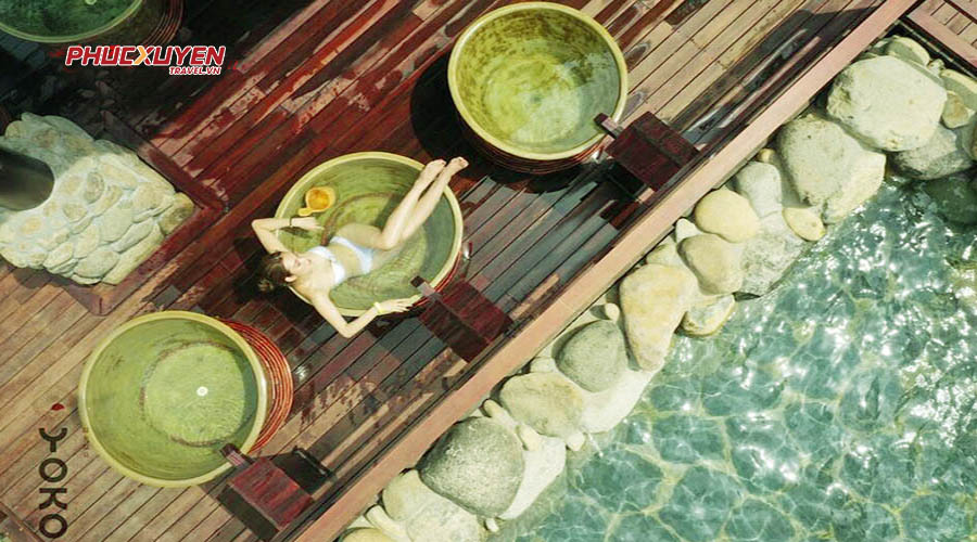 Bể tắm chum ở Yoko Onsen Quang Hanh